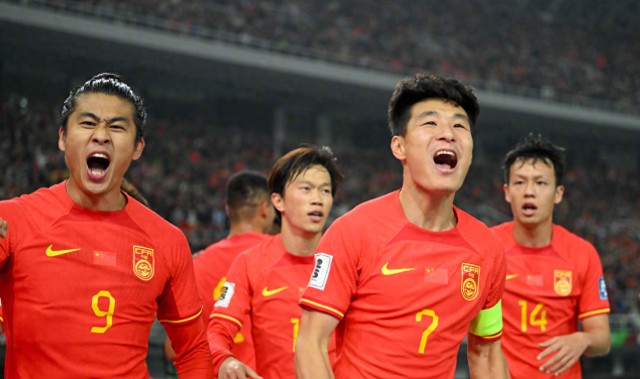 在线体育-男足新帅3大人选浮现，54岁徐正源将符合选聘标准，董路一针见血