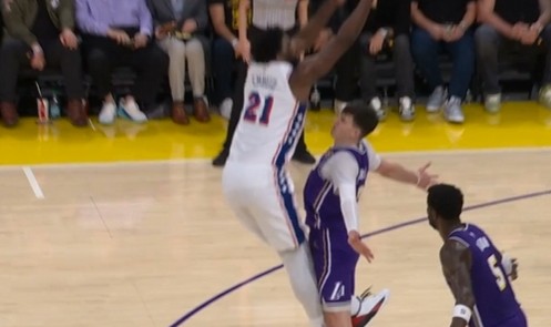 这姿势有点搞笑🤣恩比德诡异姿势造成拉拉维亚投篮犯规