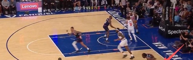 在线体育-船记：小卡扭伤右脚踝因踩到场边球迷