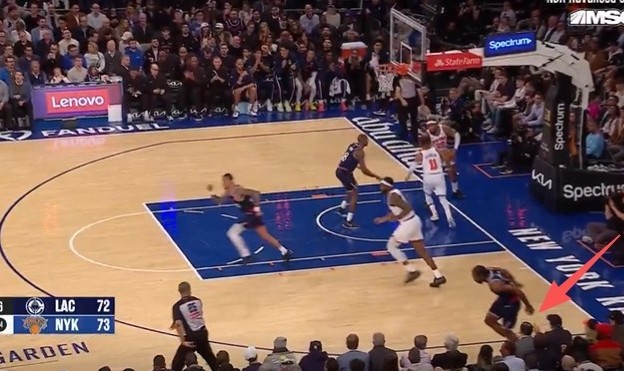 在线体育-船记：小卡扭伤右脚踝因踩到场边球迷