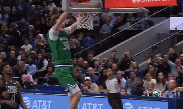 年轻气盛！克里斯蒂单手甩传很写意 弗拉格双手重扣打停篮网