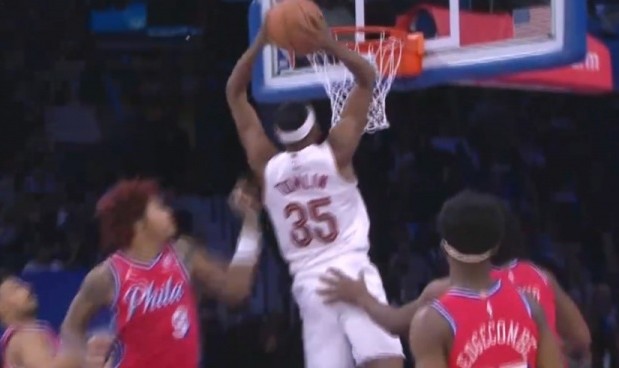 开云博彩-追回来了！汤姆林切入接泰森妙传双手砸扣2+1