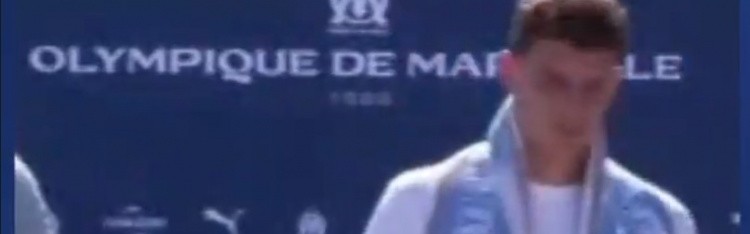 法媒：帕瓦尔受到马赛球迷欢迎，约50名球迷在机场接机